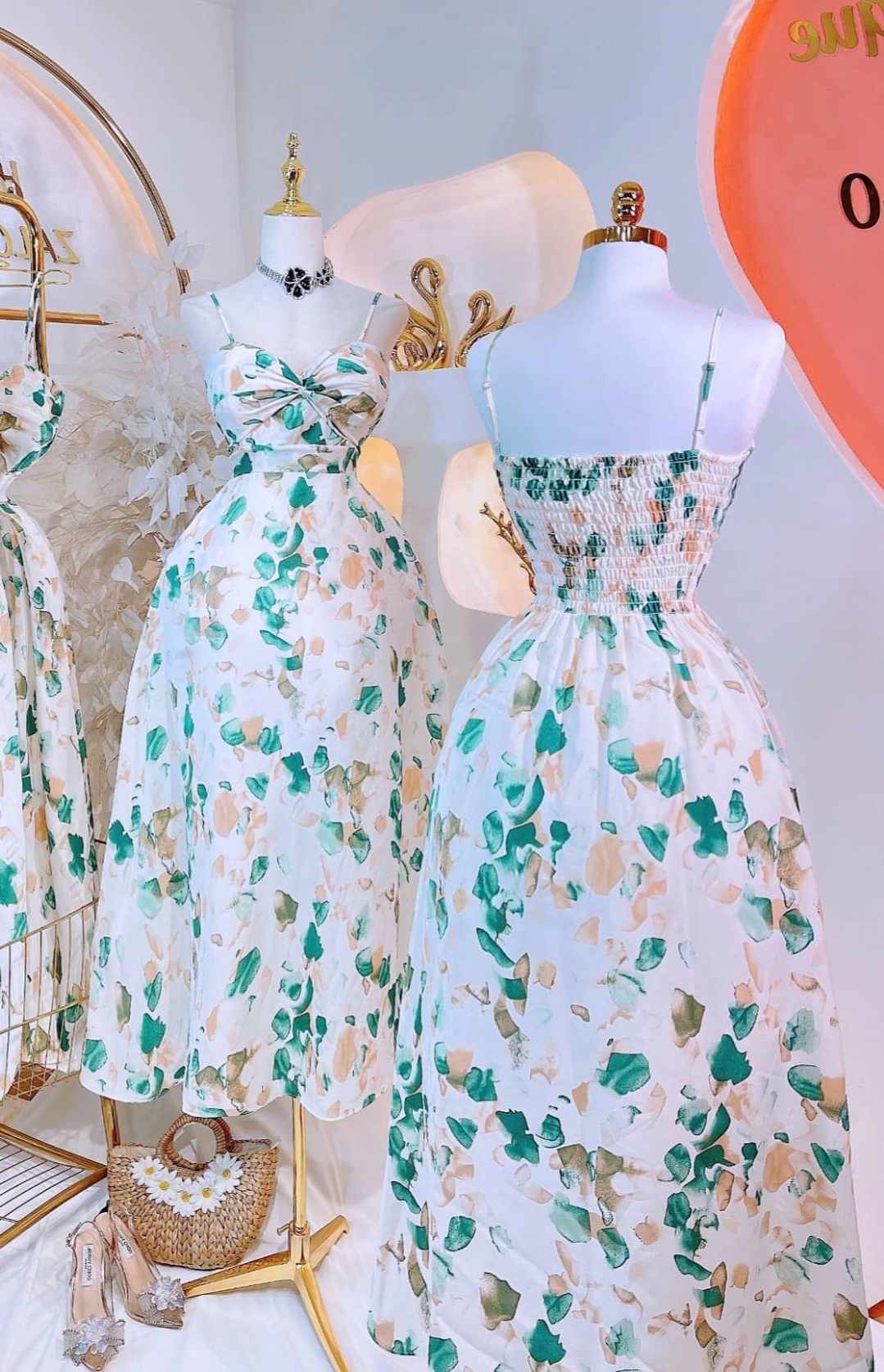 Premium ärmlös vadderad lång klänning blommig vit och grön design